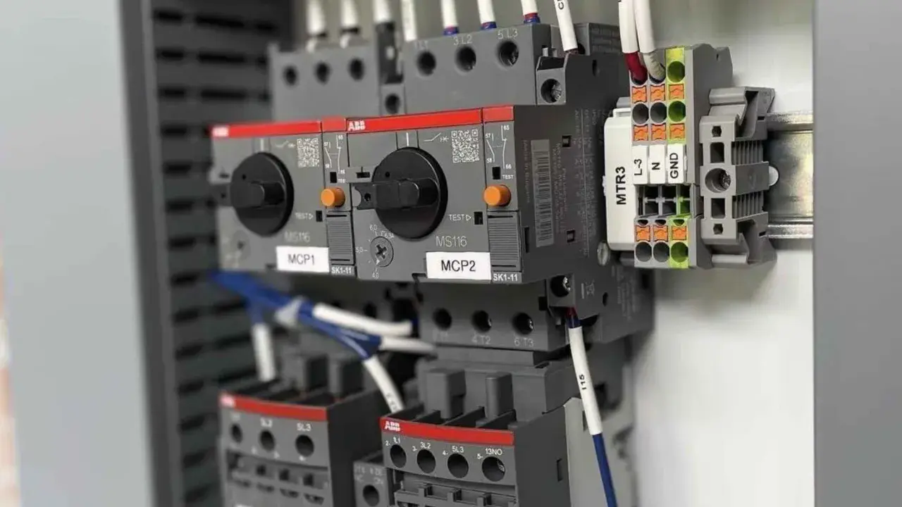 Panneau électrique avec contacteurs ABB. La fonction contacteur est visible sur les dispositifs MCP1 et MCP2.