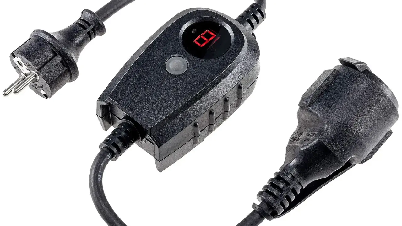 Un interrupteur crépusculaire avec un écran LED rouge et des prises européennes. Idéal pour automatiser l'éclairage extérieur.