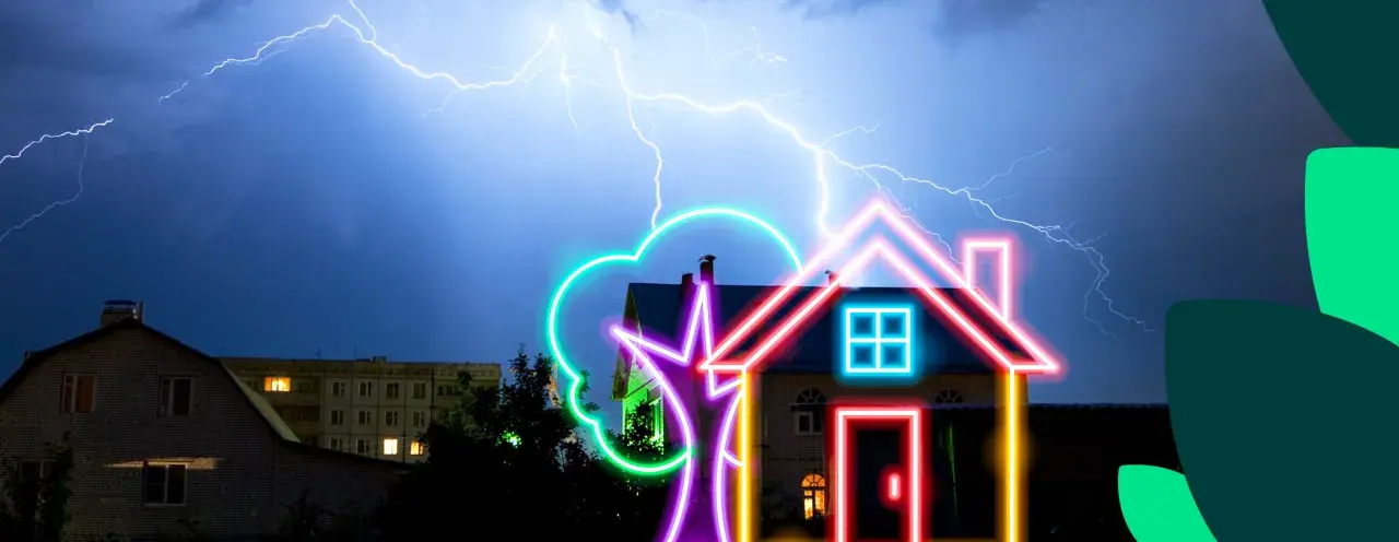 Orage violent avec éclairs au-dessus d'une maison. Un paratonnerre sur le toit protège la demeure.