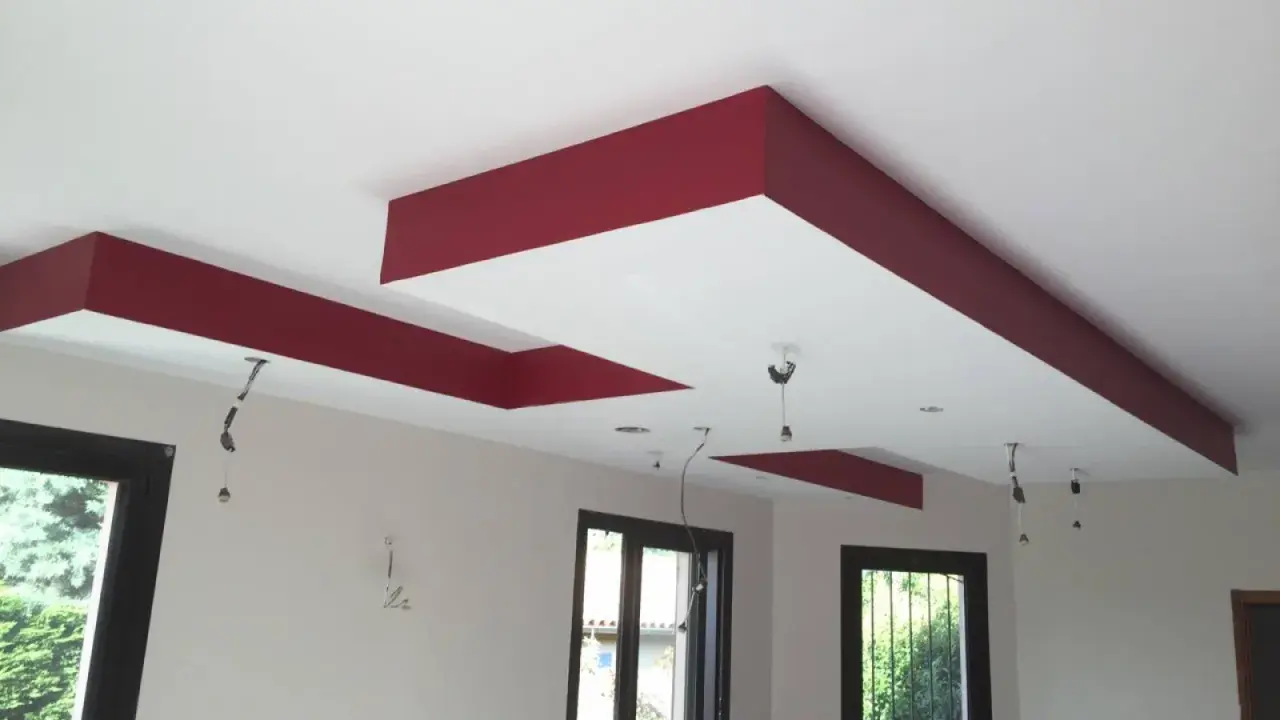 Un élégant coffrage spot plafond bordeaux et blanc, ajoutant une touche moderne à la pièce.