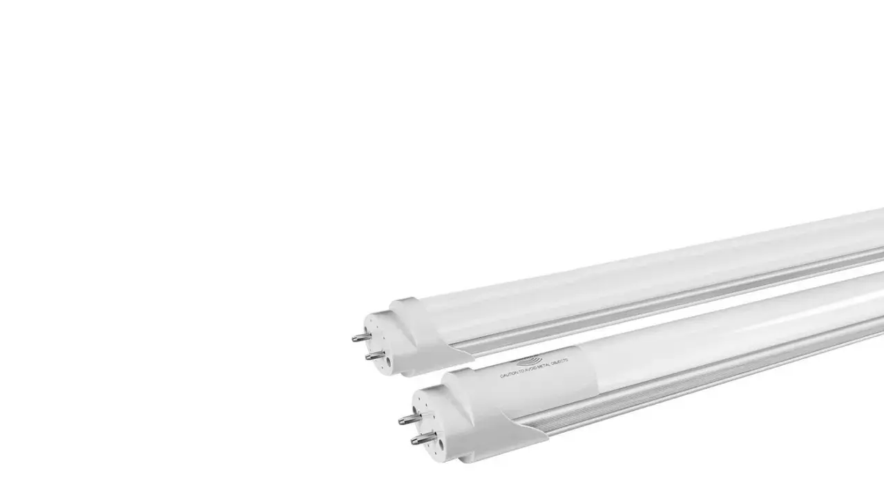 Deux tubes néon 120 cm, prêts à éclairer votre espace avec une faible consommation d'énergie.