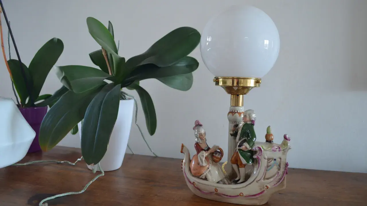 Lampe céramique vintage avec figurines rococo et orchidées.
