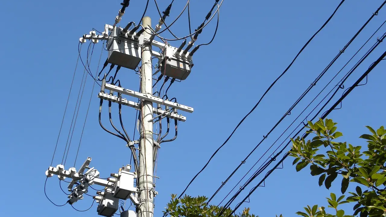 Poteau électrique avec transformateurs. Pour savoir comment choisir un transformateur 220v 12v, regardez ces boîtiers.