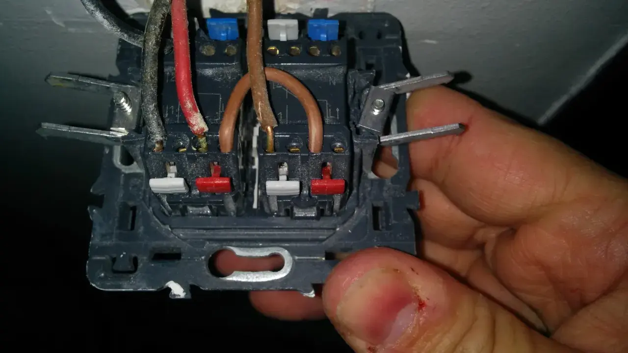 Branchement interrupteur avec voyant lumineux en cours. Fils électriques connectés aux bornes.