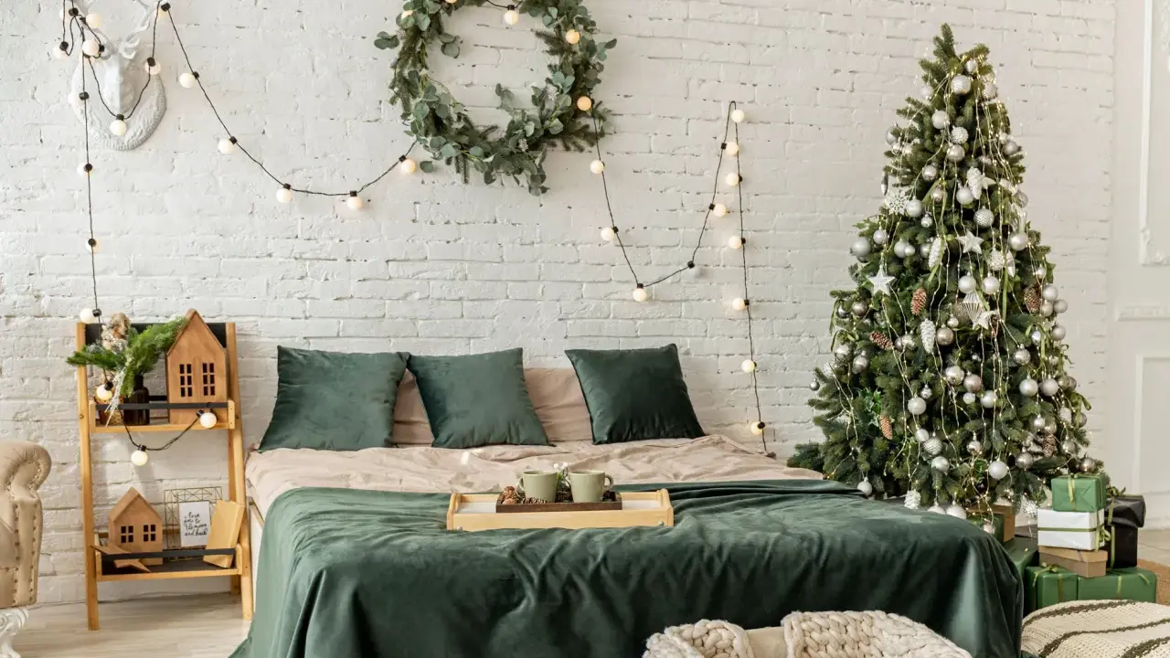 Décoration de chambre festive : comment accrocher guirlande lumineuse au mur, avec sapin, couronne et bois de cerf.