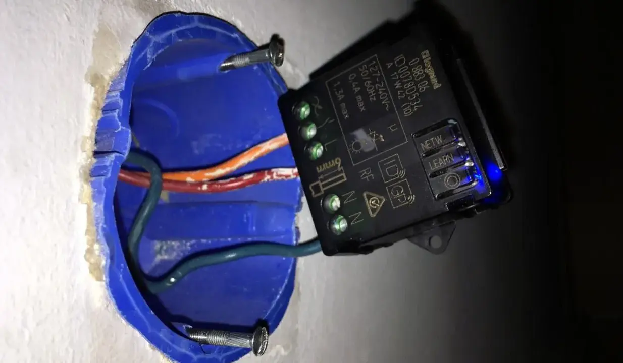 Schéma branchement interrupteur sans fil : module RF dans boîte d'encastrement bleue avec fils électriques.