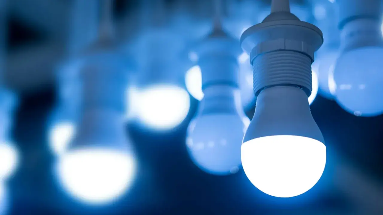 Plusieurs ampoules LED modernes, dont les 4 types d'ampoules, brillent d'une lumière bleue froide.