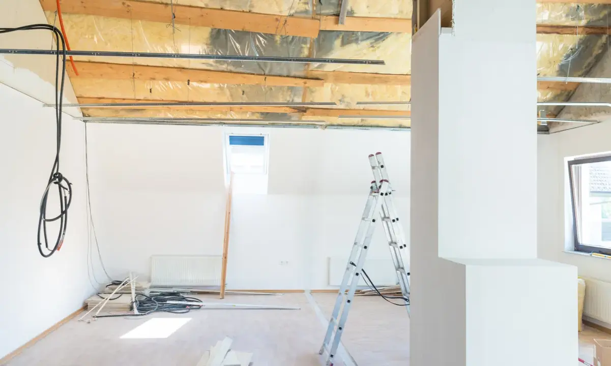 Chantier en cours : câbles électriques apparents, échelle, et matériaux. Projet de refaire électricité sans saignées en vue.