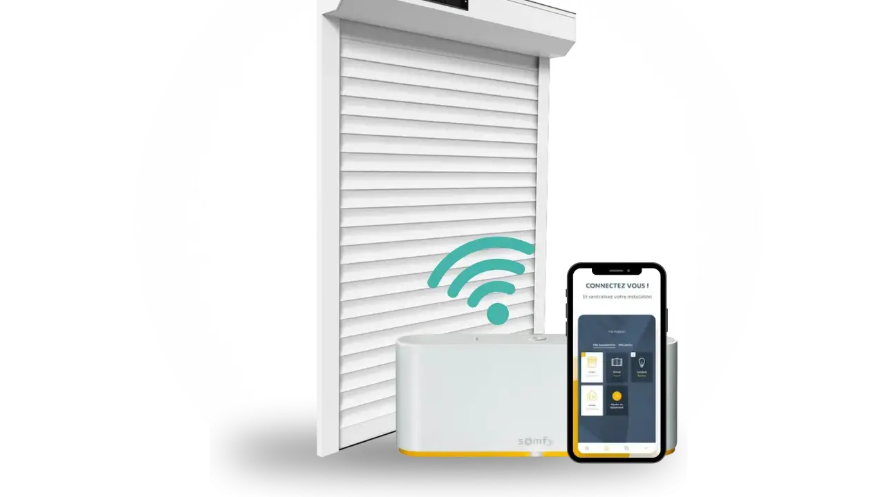 Un volet roulant blanc connecté, une box domotique Somfy et un smartphone affichant l'application. Idéal pour savoir quel volet roulant choisir.