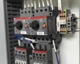 Panneau électrique avec contacteurs ABB. La fonction contacteur est visible sur les dispositifs MCP1 et MCP2.