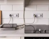 Prises électriques murales, une pour une plaque vitrocéramique, l'autre pour un appareil de cuisson portable. Le disjoncteur est visible sur la prise de la plaque.