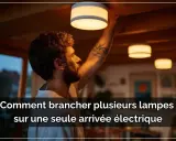 Schéma branchement 2 lampes 1 interrupteur. Un homme installe des luminaires au plafond, illustrant comment connecter plusieurs lampes à une seule arrivée électrique.