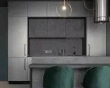 Cuisine moderne avec armoires grises, îlot en marbre et suspensions dorées. Pour un éclairage optimal, combien de lumen pour une cuisine ?
