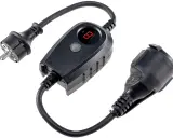 Un interrupteur crépusculaire avec un écran LED rouge et des prises européennes. Idéal pour automatiser l'éclairage extérieur.