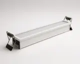 Une réglette led encastrable blanche avec des ressorts métalliques pour l'installation.