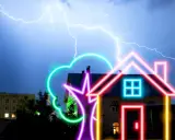 Orage violent avec éclairs au-dessus d'une maison. Un paratonnerre sur le toit protège la demeure.