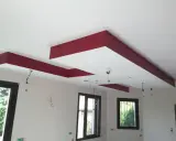 Un élégant coffrage spot plafond bordeaux et blanc, ajoutant une touche moderne à la pièce.