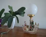 Lampe céramique vintage avec figurines rococo et orchidées.