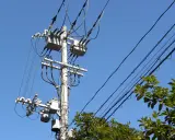 Poteau électrique avec transformateurs. Pour savoir comment choisir un transformateur 220v 12v, regardez ces boîtiers.
