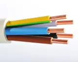 Gros plan sur un type de câble électrique avec des fils de cuivre dénudés de différentes couleurs : jaune, vert, gris, bleu, noir et marron.