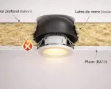 Détail d'un spot encastré dans un plafond Placo, avec isolant en laine de verre. Attention au risque d'incendie si mal installé.