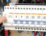 Main disjoncteur activé par un doigt, montrant le pouvoir de coupure de l'appareil pour la sécurité électrique.