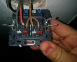 Branchement interrupteur avec voyant lumineux en cours. Fils électriques connectés aux bornes.