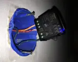 Schéma branchement interrupteur sans fil : module RF dans boîte d'encastrement bleue avec fils électriques.