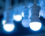 Plusieurs ampoules LED modernes, dont les 4 types d'ampoules, brillent d'une lumière bleue froide.