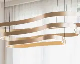 Suspension luminaire moderne aux formes ondulées, éclairage LED intégré pour une longue durée de vie.