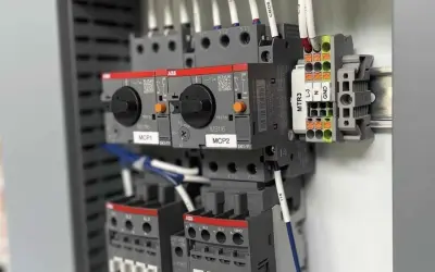 Panneau électrique avec contacteurs ABB. La fonction contacteur est visible sur les dispositifs MCP1 et MCP2.