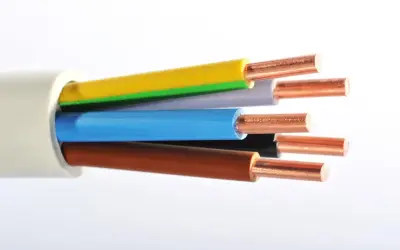Gros plan sur un type de câble électrique avec des fils de cuivre dénudés de différentes couleurs : jaune, vert, gris, bleu, noir et marron.