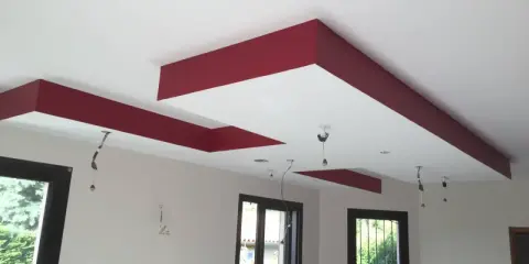 Un élégant coffrage spot plafond bordeaux et blanc, ajoutant une touche moderne à la pièce.