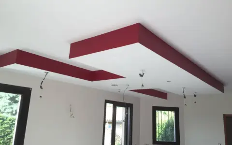 Un élégant coffrage spot plafond bordeaux et blanc, ajoutant une touche moderne à la pièce.