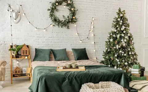 Décoration de chambre festive : comment accrocher guirlande lumineuse au mur, avec sapin, couronne et bois de cerf.