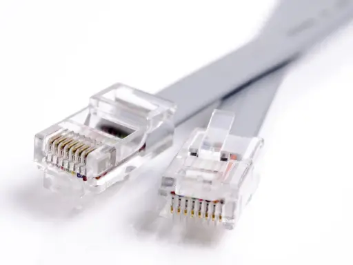 Deux connecteurs de prise téléphone transparents avec des fils colorés, prêts à établir une connexion.