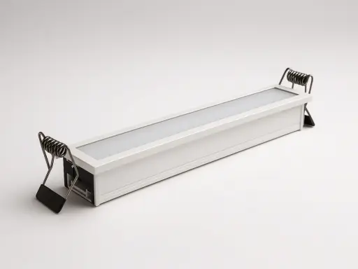Une réglette led encastrable blanche avec des ressorts métalliques pour l'installation.