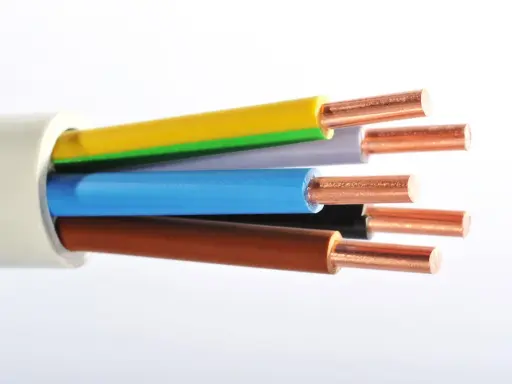 Gros plan sur un type de câble électrique avec des fils de cuivre dénudés de différentes couleurs : jaune, vert, gris, bleu, noir et marron.