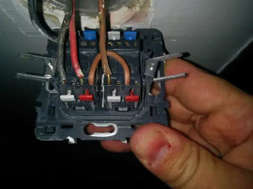 Branchement interrupteur avec voyant lumineux en cours. Fils électriques connectés aux bornes.