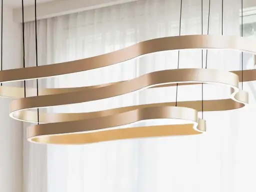 Suspension luminaire moderne aux formes ondulées, éclairage LED intégré pour une longue durée de vie.