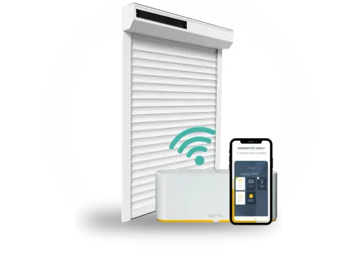 Un volet roulant blanc connecté, une box domotique Somfy et un smartphone affichant l'application. Idéal pour savoir quel volet roulant choisir.
