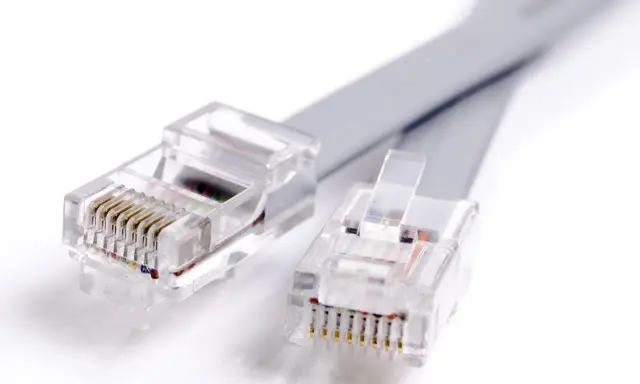 Deux connecteurs de prise téléphone transparents avec des fils colorés, prêts à établir une connexion.