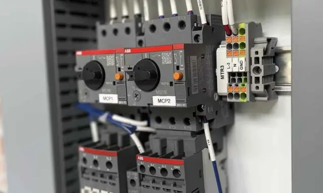 Panneau électrique avec contacteurs ABB. La fonction contacteur est visible sur les dispositifs MCP1 et MCP2.