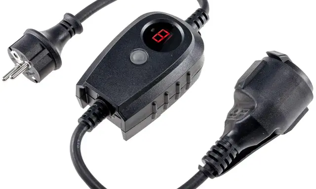 Un interrupteur crépusculaire avec un écran LED rouge et des prises européennes. Idéal pour automatiser l'éclairage extérieur.