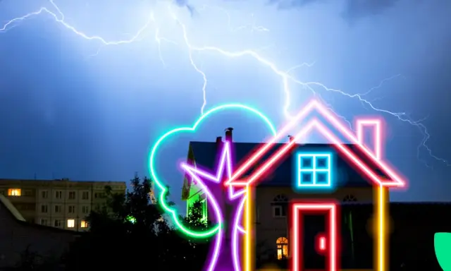Orage violent avec éclairs au-dessus d'une maison. Un paratonnerre sur le toit protège la demeure.