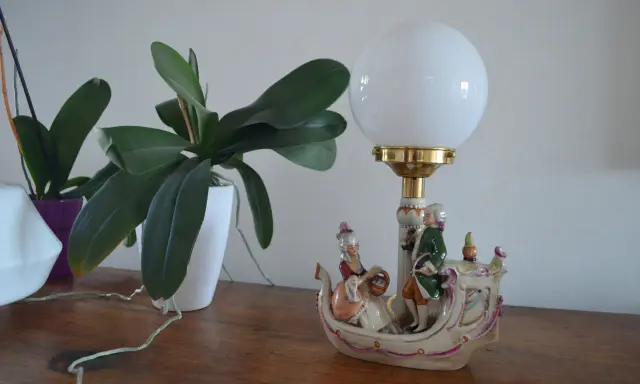 Lampe céramique vintage avec figurines rococo et orchidées.