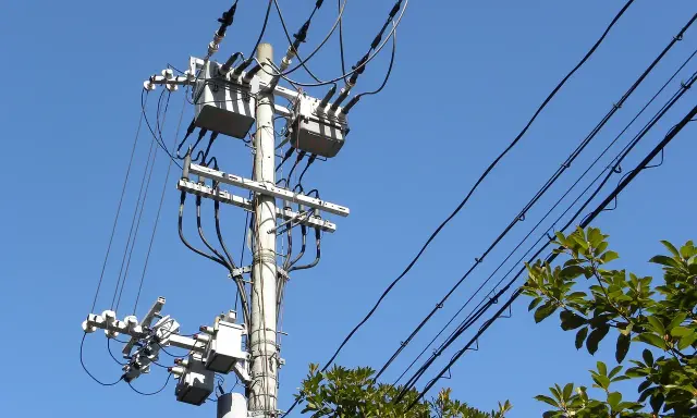 Poteau électrique avec transformateurs. Pour savoir comment choisir un transformateur 220v 12v, regardez ces boîtiers.