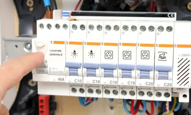 Main disjoncteur activé par un doigt, montrant le pouvoir de coupure de l'appareil pour la sécurité électrique.