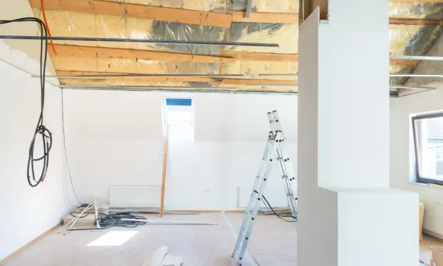 Chantier en cours : câbles électriques apparents, échelle, et matériaux. Projet de refaire électricité sans saignées en vue.