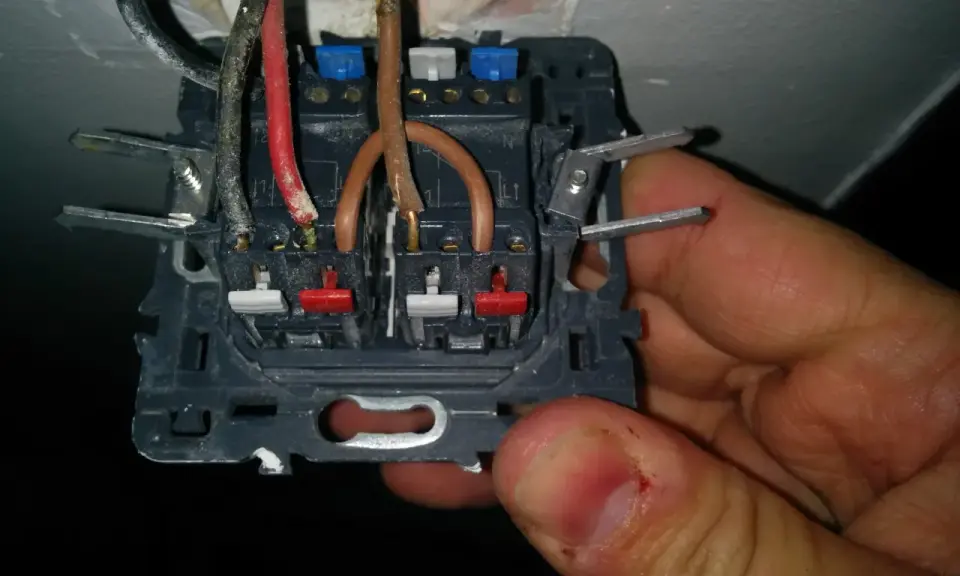 Branchement interrupteur avec voyant lumineux en cours. Fils électriques connectés aux bornes.
